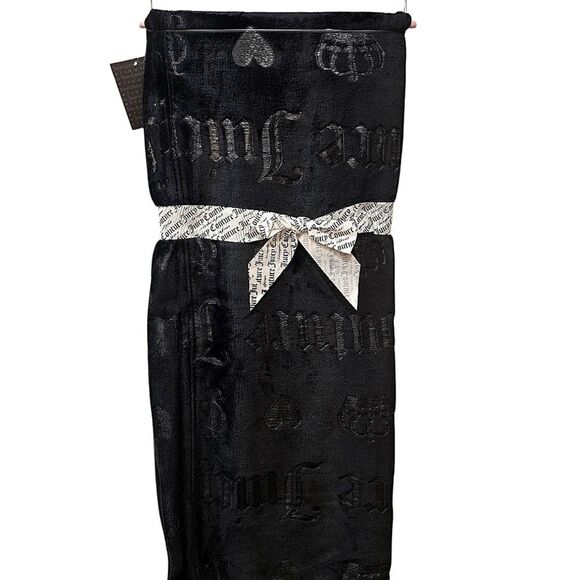 Juicy Couture Home Logp Crown & Heart Embossed Oversized Throw Blanket - Picture 2 of 7